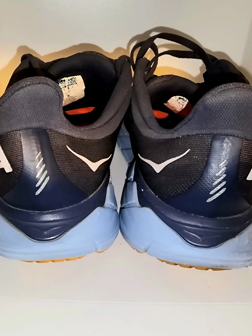 The HOKA ONE ONE Arahi 5 in Ombre Blue mens size 8 with replacement insole